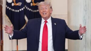 Trumpas grasina įvesti Iraną į „akmens amžių“, sumenkindamas viltis nutraukti ugnį