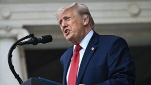 Trumpas smerkia kritikus ir sako, kad Teheranas „tikrai nori“ susitarimo